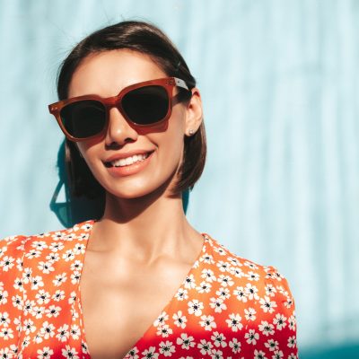 Kvinna med solglasögon